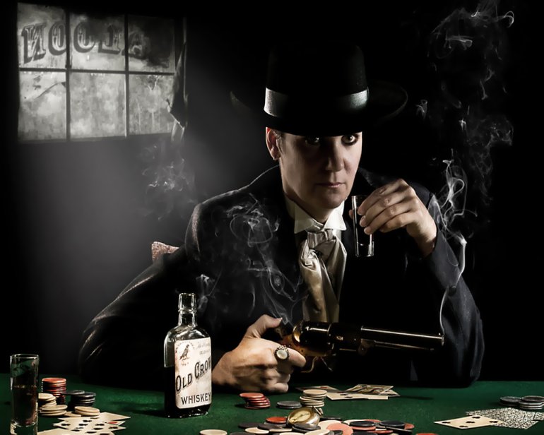 Гангстер с бутылкой виски играет в покер